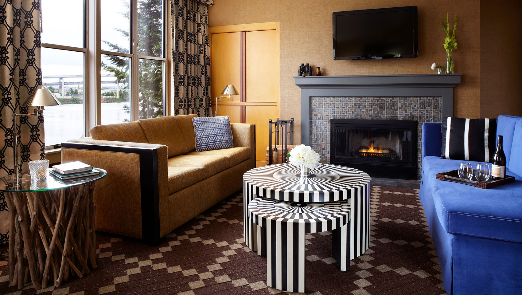 1 King Studio Suite Willamette River View Fireplac